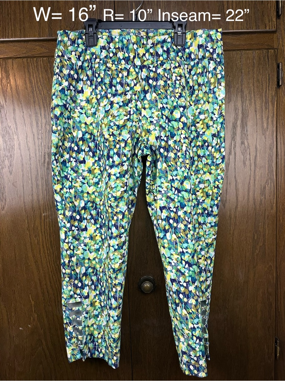 Attyre Women's Multicolor Leaf Print Capris - Green & Blue